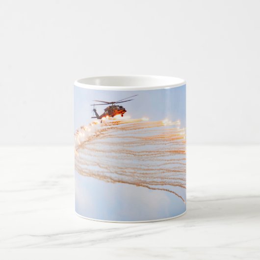HH-60Gがホークを舗装 コーヒーマグカップ (中央)