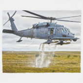 HH-60Gがホークを舗装 フリースブランケット (正面(横))
