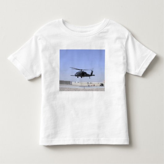 HH-60Gはキャンプバスティオからホークを離陸させる トドラーTシャツ (正面)