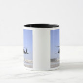 HH-60Gはキャンプバスティオからホークを離陸させる マグカップ (中央)