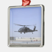 HH-60Gはキャンプバスティオからホークを離陸させる メタルオーナメント (左)