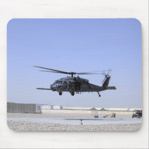 HH-60GはキャンプBastioから出発しているタカを舗装します マウスパッド