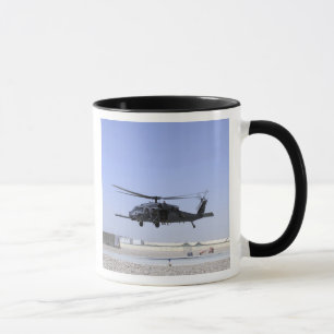 HH-60GはキャンプBastioから出発しているタカを舗装します マグカップ