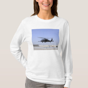 HH-60GはキャンプBastioから出発しているタカを舗装します Tシャツ