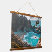 Hidden Falls – Coastal Serenity 吊り下げ型タペストリー (傾斜あり)