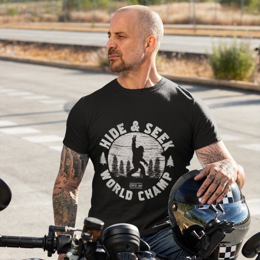 Hide and Seek World Champ Funny Big Foot Tシャツ