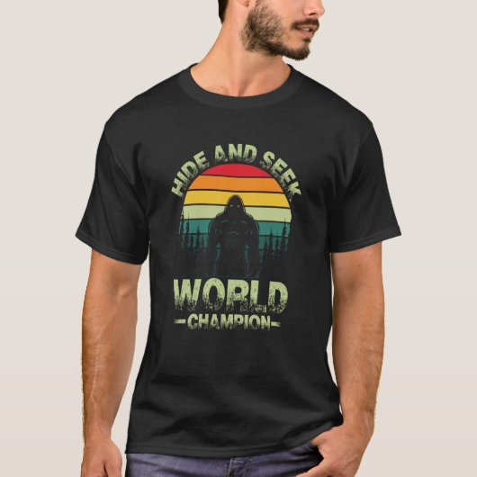 Hide and seek world champion wilderness & adventur tシャツ (正面)