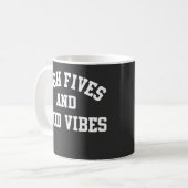 High Fives and Good Vibes レトロ マグカップ (正面左)