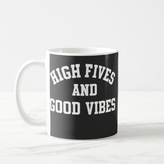 High Fives and Good Vibes レトロ マグカップ (左)
