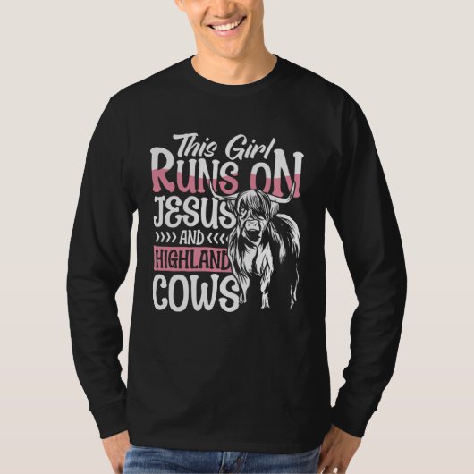 Highland Cattle This Girl Runs On Jesus And Highla Tシャツ (正面)