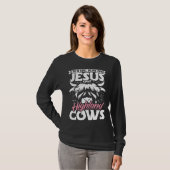 Highland Cattle This Girl Runs On Jesus And Highla Tシャツ (正面フル)