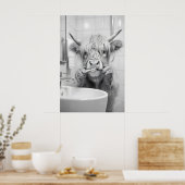 Highland Cow Brushing Teeth Print, Funny Bathroom ポスター (キッチン)