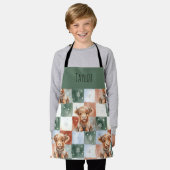 Highland Cow Christmas Crew Personalized Kids エプロン (着用した状態)