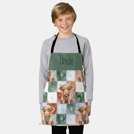 Highland Cow Christmas Crew Personalized Kids エプロン (着用した状態)