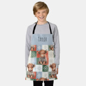 Highland Cow Christmas Snowy Personalized Kids エプロン (着用した状態)