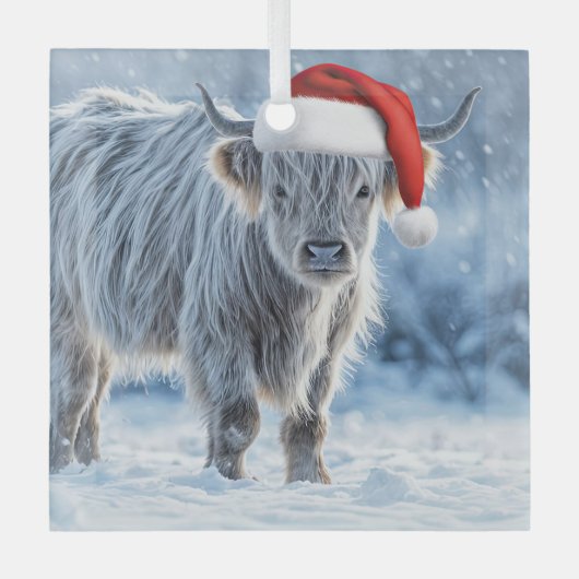 Highland Cow Cute in Snow Santa Hat ガラスオーナメント (正面)