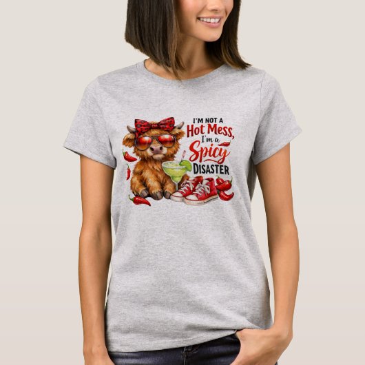 Highland Cow Hot Mess Funny Humorous Sarcastic Tシャツ (正面)