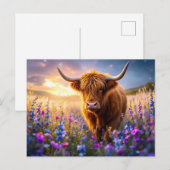 Highland Cow in a field of colorful flowers ポストカード (正面/裏面)