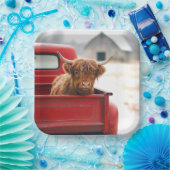 Highland Cow In a Red Retro Pickup Truck ペーパープレート (パーティー)