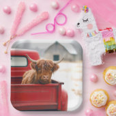Highland Cow In a Red Retro Pickup Truck ペーパープレート (パーティー)