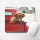 Highland Cow In a Red Retro Pickup Truck マウスパッド (マウス)