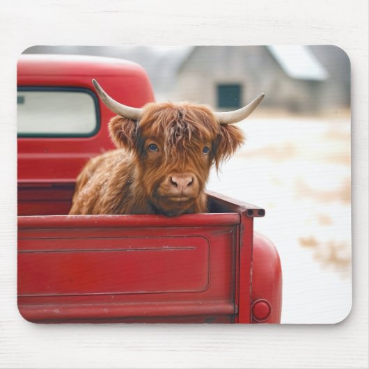 Highland Cow In a Red Retro Pickup Truck マウスパッド (正面)