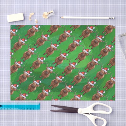 Highland Cow in Santa Hat Pattern On Green 薄葉紙 (クラフト)