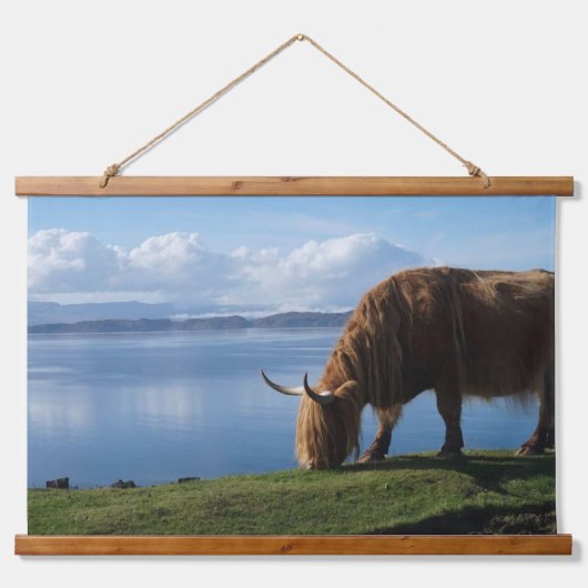 Highland Cow on the Coast 吊り下げ型タペストリー (正面)