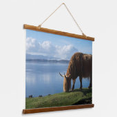 Highland Cow on the Coast 吊り下げ型タペストリー (傾斜あり)