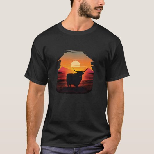 Highland Cow Scottish Cattle Sunset Tシャツ (正面)