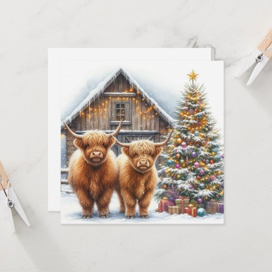 Highland cows, tree and a barn Christmas card カード (正面/裏面インサイチュ)