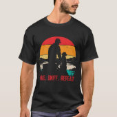 Hike, Sniff, Repeat ハイキングドッグ レトロな夕焼け Tシャツ (正面)