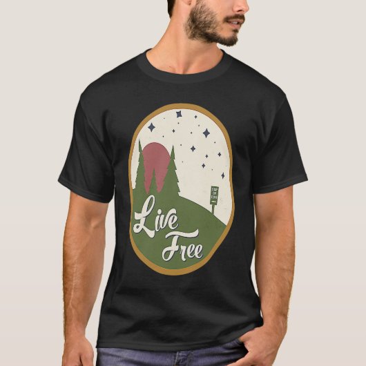 Hiking & Adventure Great Outdoors Wanderlust Live  Tシャツ (正面)