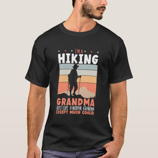Hiking Grandma Mountain Climbing Hiker Grandmother Tシャツ (正面)