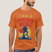Hiking Hero Comic Mountain Adventure Design funny Tシャツ (正面)
