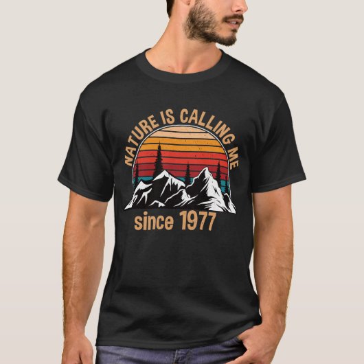Hiking Hiker Birthday 1977 Funny Gift Tシャツ (正面)