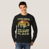 Hiking is My Happy Place Retro Sunset Mountain Cli Tシャツ (正面フル)
