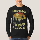 Hiking is My Happy Place Retro Sunset Mountain Cli Tシャツ (正面)