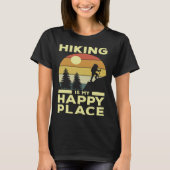 Hiking is My Happy Place Retro Sunset Mountain Cli Tシャツ (正面)