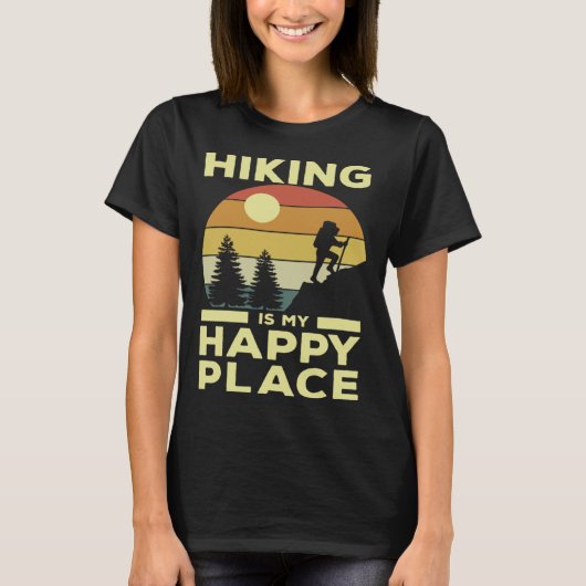 Hiking is My Happy Place Retro Sunset Mountain Cli Tシャツ (正面)