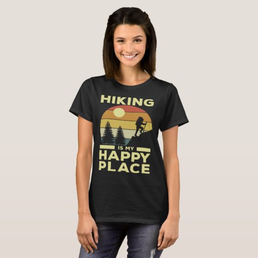 Hiking is My Happy Place Retro Sunset Mountain Cli Tシャツ (正面フル)
