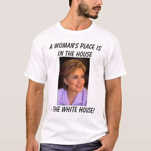 Hillary5のAの女性の場所は家に、- Th…あります Tシャツ (正面)