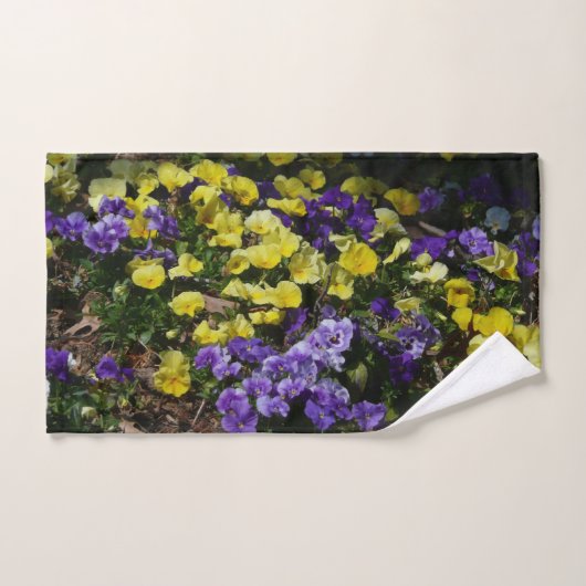 Hillside of Purple and Yellow Pansies ハンドタオル (ハンドタオル)
