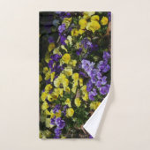 Hillside of Purple and Yellow Pansies ハンドタオル (ハンドタオル)