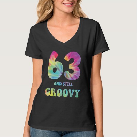 Hippie絞り染め63およびStill Groovy 63番目の誕生日6 Tシャツ (正面)