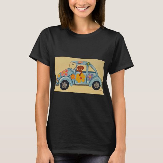 Hippie Dachshund in car  Tシャツ (正面)