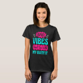 Hippie Peace Groovy Bad Vibes Don t Go With My Out Tシャツ (正面フル)