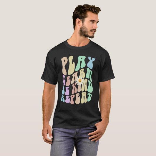 Hippie PLAY LEARN BE KIND REPEAT Retro Stop Bullyi Tシャツ (正面フル)