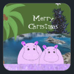 Hippos Ready for Christmas Squareステッカー スクエアシール<br><div class="desc">青い水の中に座って、この2つの可愛いカバを愛する必要がある。ヤシの木、背景にクリスマスツリー。彼ら縁どの下に紫の輝きが見える。</div>