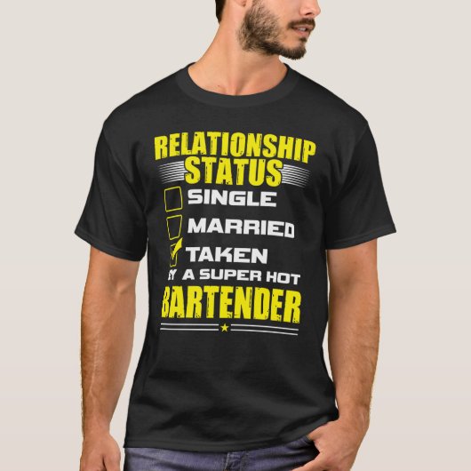 His and Her  Idea Bartender Relationship Status Tシャツ (正面)